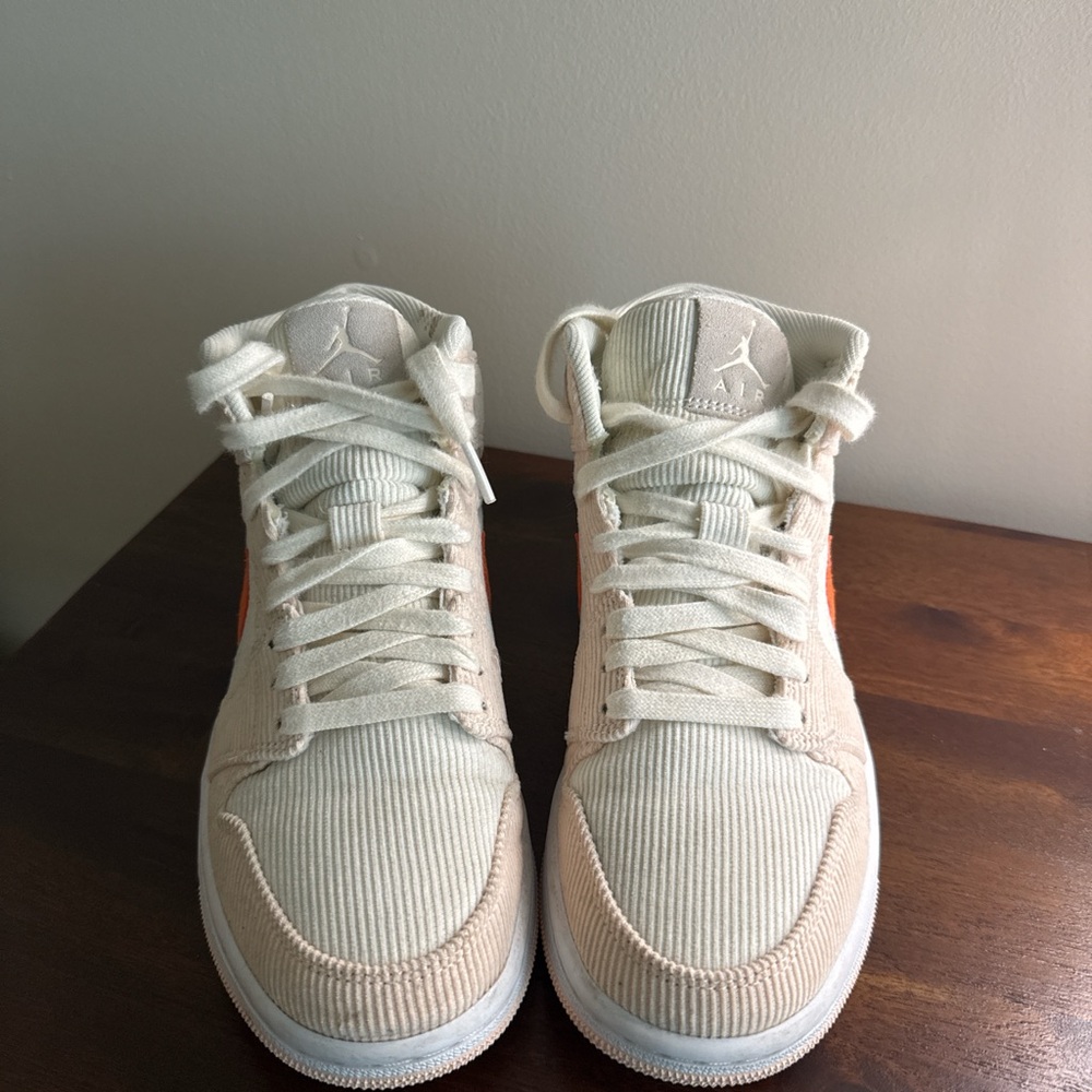 Womans Nike Air Jordan 1 Mid SE
size 7 - Picture 2 of 3